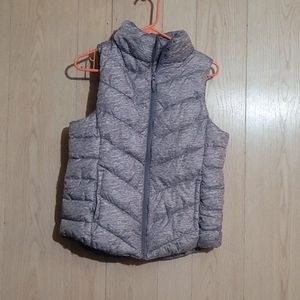 M plush zipper vest, gray and white print, So brand name.